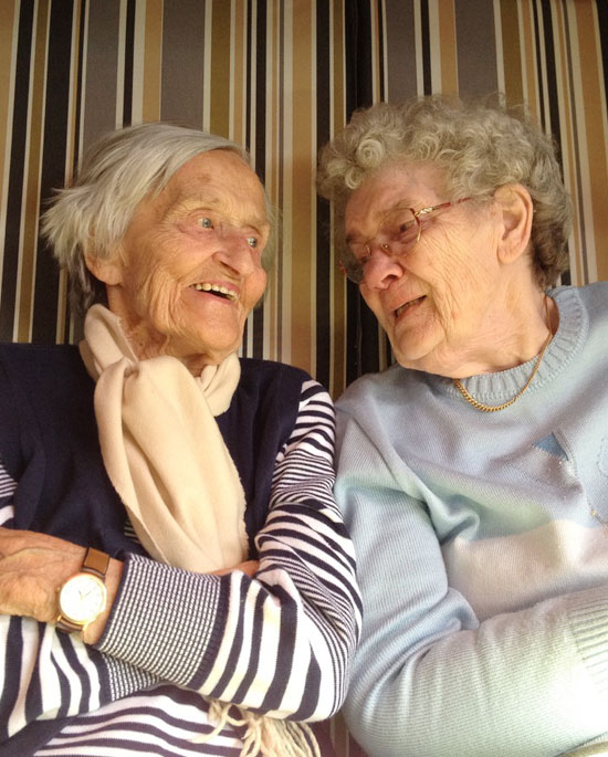 Zwei ältere Damen im Strandkorb - Ihr Ambulanter Pflegedienst Harmonie GmbH in Hamm.